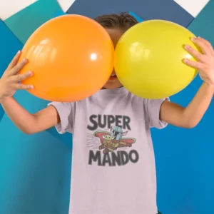 Camiseta infantil con el Mandaloriano volando y llevando a Baby Yoda en sus brazos, con el texto Super Mando.