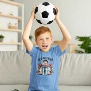 Messi enfadado con la camiseta de Argentina y el texto "Qué mirás bobo".