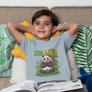 Camiseta color con la imagen de un oso panda relajado y el texto "Zen Panda".