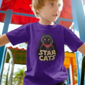 Camiseta infantil con un gato parodiando a los personajes de Star Wars y el texto Star Cats.