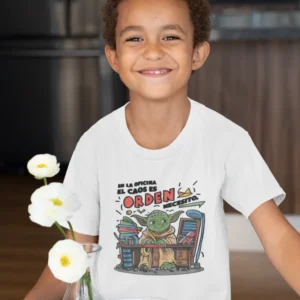 Camiseta infantil con Yoda sentado en una oficina desordenada con el texto El caos es, orden necesito.