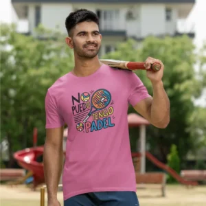 Camiseta de hombre con una raqueta y una pelota de pádel y el texto "No puedo, tengo pádel".