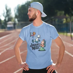 Camiseta de hombre con un peón de ajedrez haciendo un mate de baloncesto bajo la mirada sorprendida de la reina y el texto "Jaque Mate".