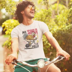 Camiseta de hombre con un pollo sudando en una bicicleta estática y el texto "Me suda la polla".